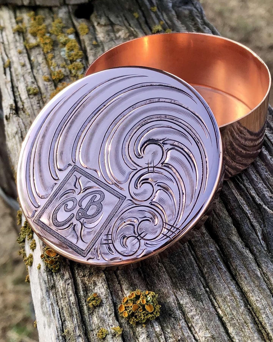 Circular copper snuff box with hinged lid and catch